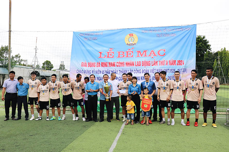 Trao cúp vô địch cho CĐCS công ty TNHH da Đức Tín (Việt Nam). Ảnh: Phương Dung