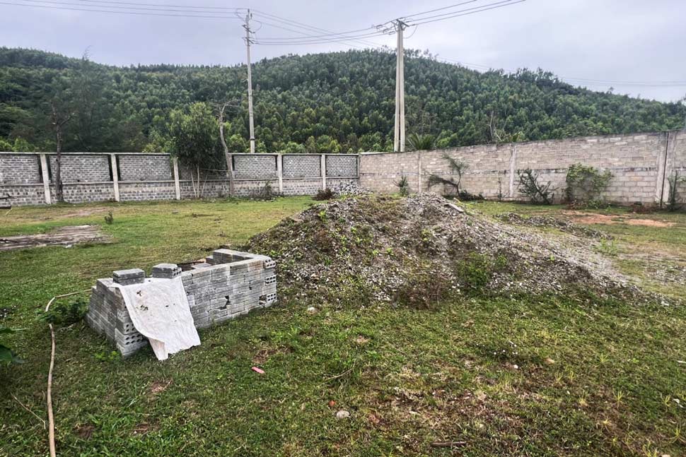 Ngoài xây dựng hệ thống hàng rào bao quanh và 1 nhà điều hành, diện tích đất 3ha để thực hiện dự án hiện bỏ hoang. Ảnh: Lê Phi Long