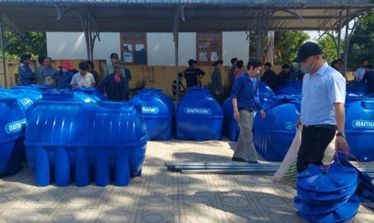 1.530 bồn nước do Phòng Dân tộc huyện Hướng Hóa mua sắm. Ảnh: M.Tân