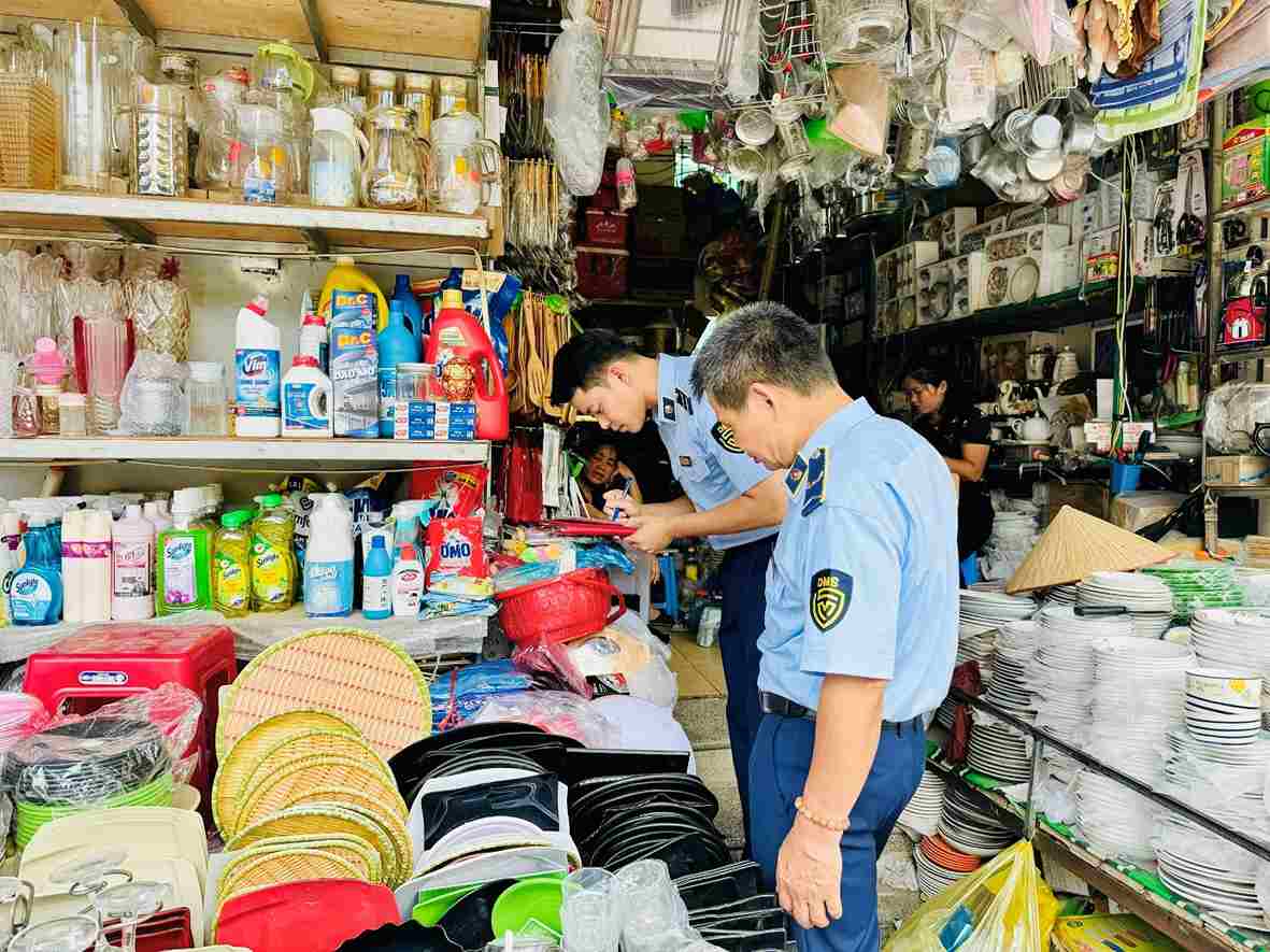 Lực lượng QLTT tỉnh Cao Bằng kiểm tra chất lượng hàng hóa. Ảnh: Đơn vị cung cấp.