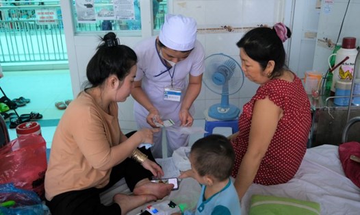 Số trẻ nhập viện do bị các bệnh về đường tiêu hóa đang gia tăng tại Bệnh viện Nhi đồng TP Cần Thơ. Ảnh: Phong Linh