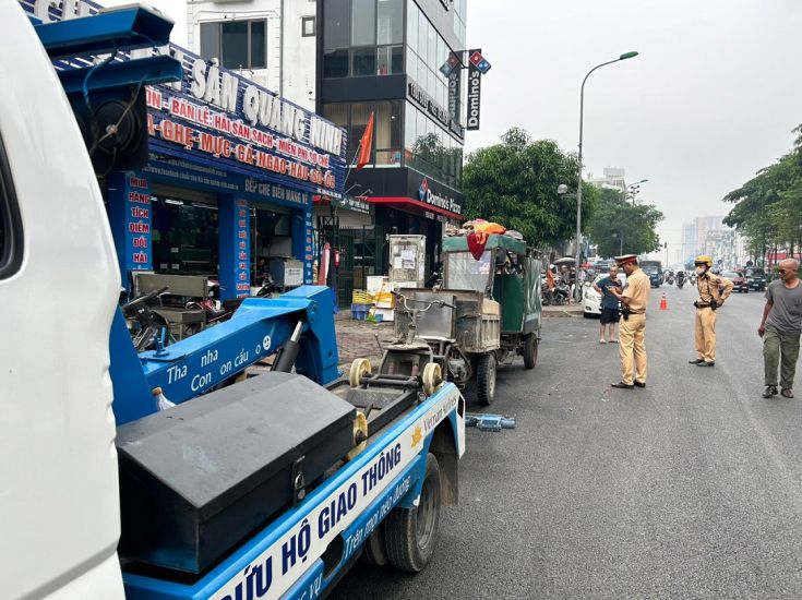 Đội CSGT đường bộ số 14 - Phòng CSGT - CATP Hà Nội xử lý, tạm giữ xe ba bánh tự chế vi phạm trên tuyến Kim Đồng, quận Hoàng Mai. Ảnh: Công an Hà Nội