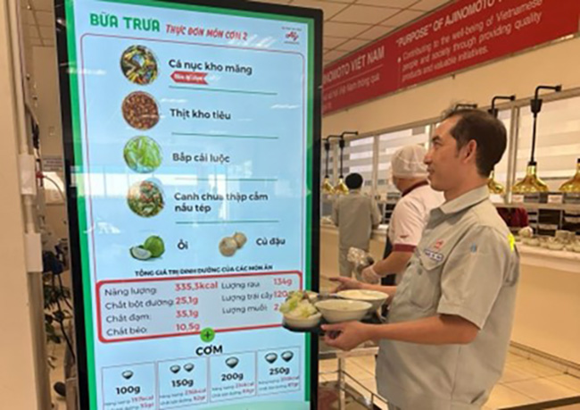 Thông tin dinh dưỡng trong khẩu phần ăn được chia sẻ cho nhân viên qua màn hình LED tại căng tin. Ảnh: Doanh nghiệp cung cấp