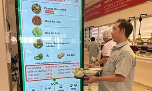 Thông tin dinh dưỡng trong khẩu phần ăn được chia sẻ cho nhân viên qua màn hình LED tại căng tin. Ảnh: Doanh nghiệp cung cấp