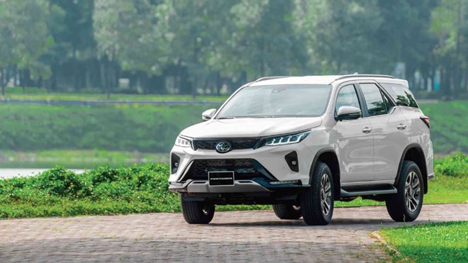 Giá xe Toyota Fortuner tiếp tục giảm, cạnh tranh với Ford Everest