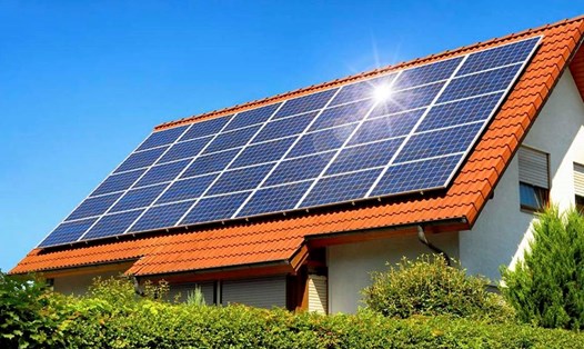 Phó Thủ tướng Chính phủ yêu cầu EVN đề xuất giá mua điện dư từ điện mặt trời mái nhà tự sản tự tiêu. Ảnh: Phan Tùng