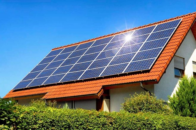 Nghiên cứu cơ chế để EVN mua điện mặt trời mái nhà dư thừa với giá hợp lý