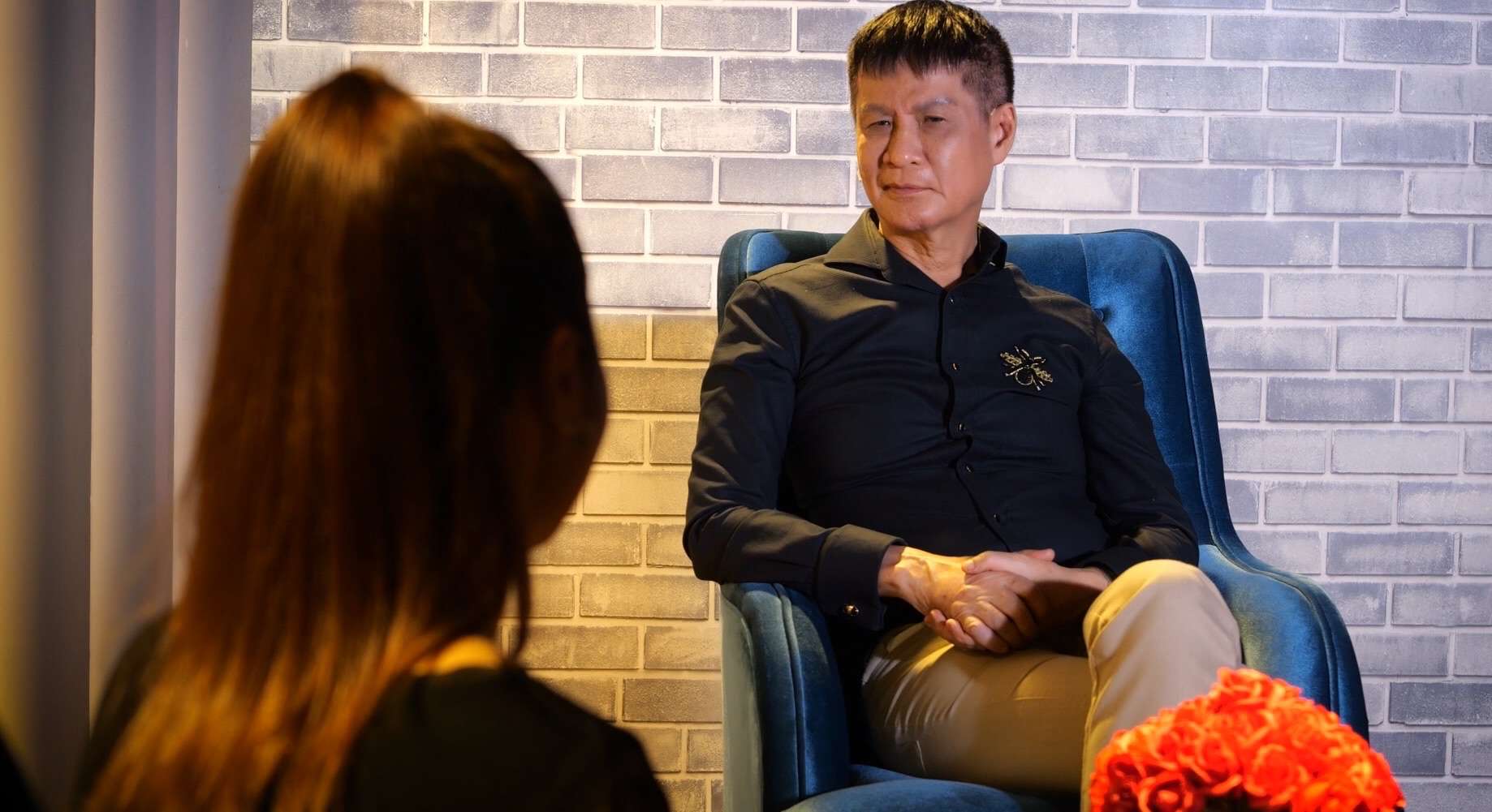 Chị H tâm sự với Lê Hoàng tại "Người thứ 3". Ảnh: NSX.