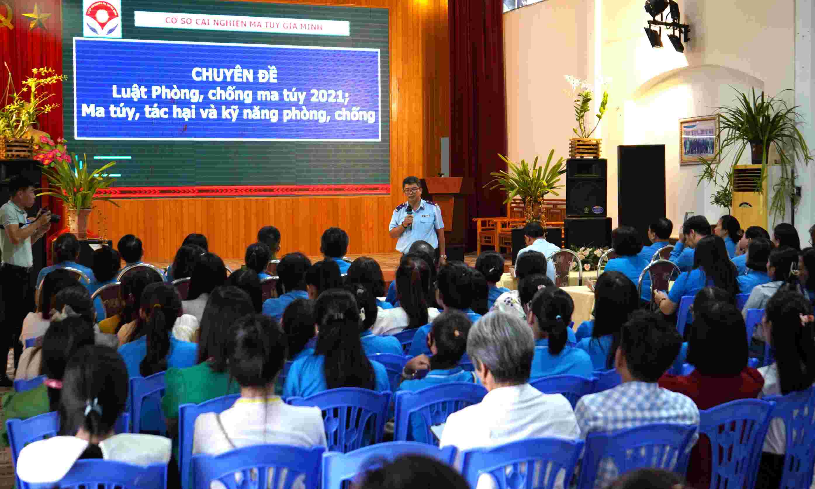 Cán bộ Cơ sở Cai nghiện Gia Minh thông tin đến các đại biểu những điểm mới của Luật Phòng, chống ma túy 2021. Ảnh: Mai Dung