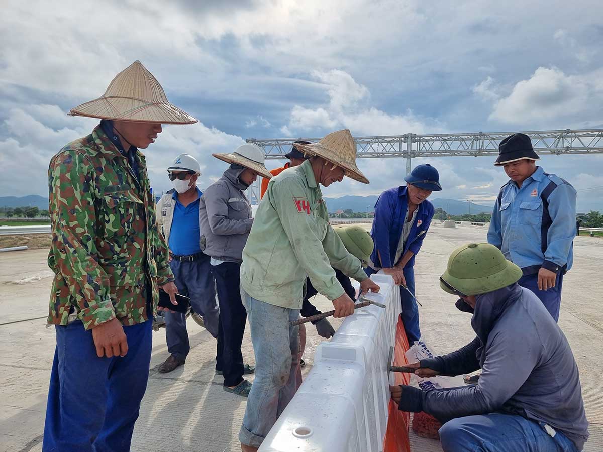 Công nhân Công ty TNHH Đại Hiệp hoàn thiện hạng mục giải phân cách cao tốc Diễn Châu - Bãi Vọt. Ảnh: Quang Đại