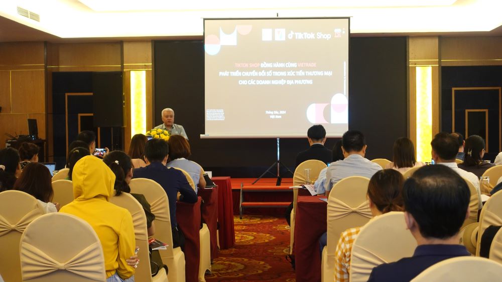 Để hoạt động livestream bán hàng trở thành xu thế tại Việt Nam. Ảnh: Trần Thi