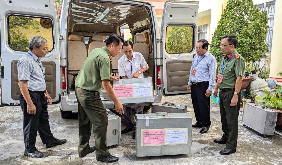 Đại tá Huỳnh Thanh Lâm (bìa phải), Phó Giám đốc Công an tỉnh, Phó Trưởng Ban Chỉ đạo thi cấp tỉnh kiểm tra, giám sát việc vận chuyển đề thi. Ảnh: Nghiêm Túc