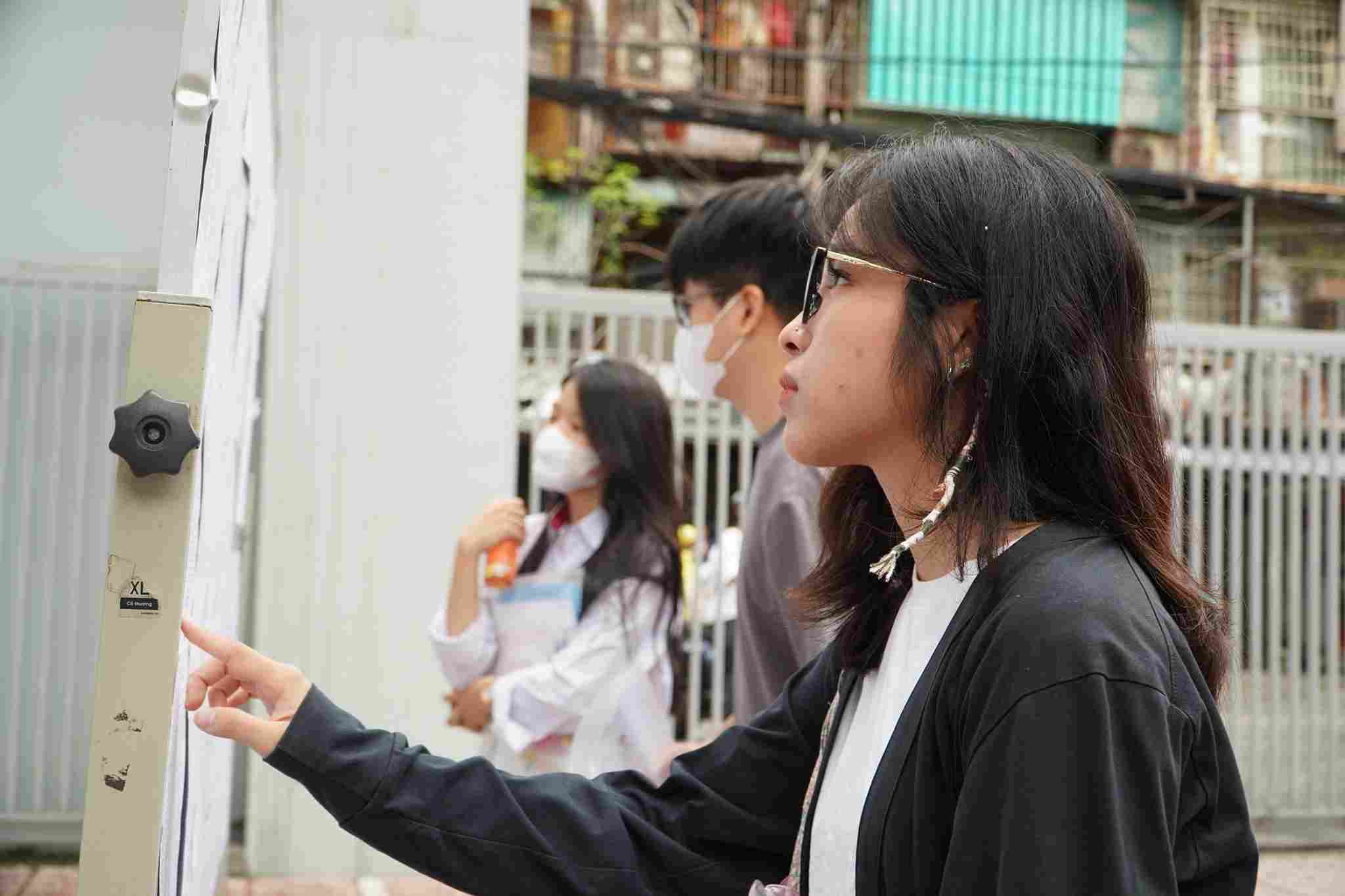 Em Nguyễn Minh Thư (học sinh lớp 12, Trường THPT Phạm Hồng Thái) kiểm tra phòng thi của mình. Ảnh: Vân Trang