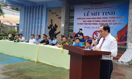 Chủ tịch UBND TP Phú Quốc kêu gọi mọi người trên đảo Ngọc chung tay đẩy lùi tệ nạn ma túy, góp phần xây dựng cộng đồng văn minh, lành mạnh. Ảnh: Khánh Vân