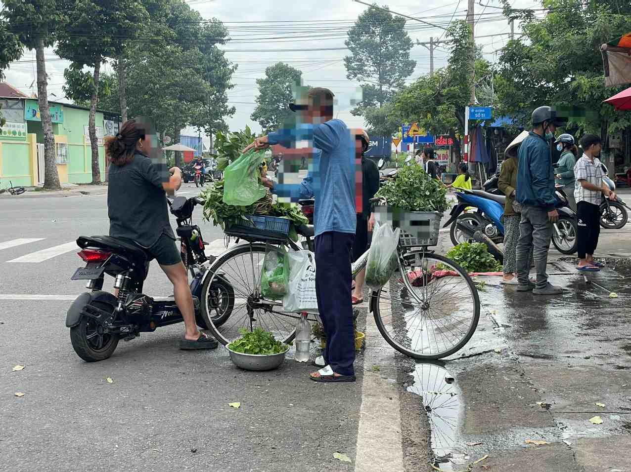 Nhiều người quen buôn bán ở lòng đường tại phường Phú Tân. Ảnh: Đình Trọng