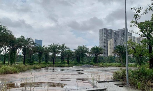 Nhiều hạng mục trong công viên hồ Phùng Khoang (Nam Từ Liêm, Hà Nội) đã bị bỏ quên lâu ngày. Ảnh: Nhật Minh