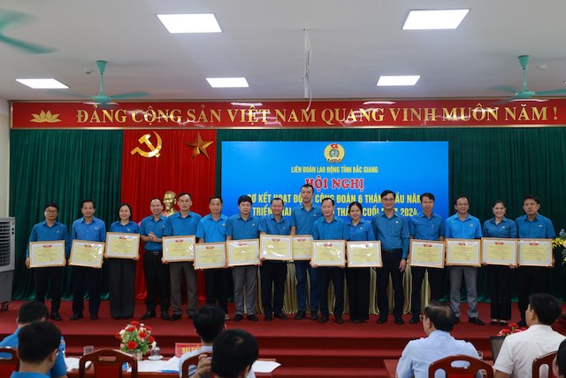 Trao Bằng khen cho các tập thể có thành tích tiêu biểu, xuất sắc trong tổ chức các hoạt động Tháng Công nhân năm 2024. Ảnh: Quyết Chiến 