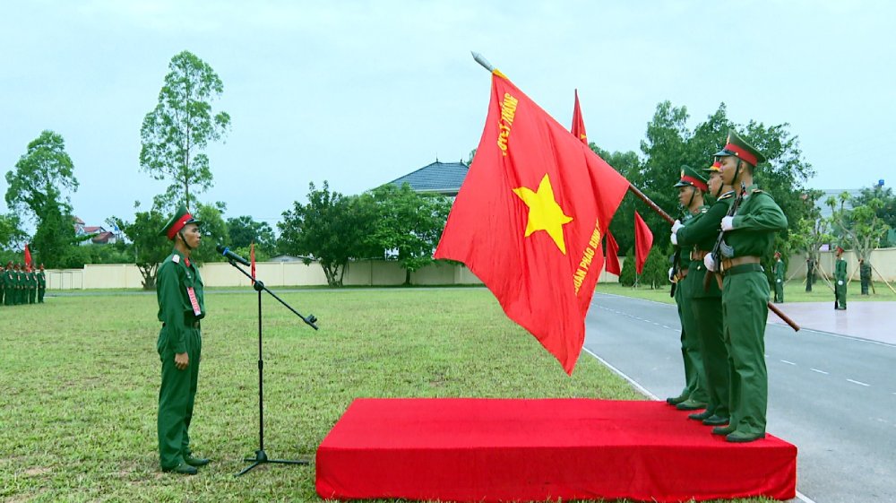 Chiến sĩ Lữ đoàn Pháo binh 164, Quân đoàn 12 thực hiện nghi thức tuyên thệ. Ảnh: Thành ủy Hưng Yên
