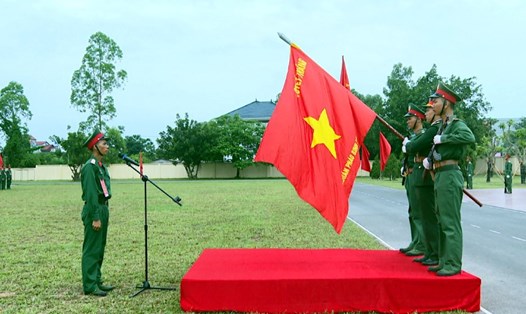 Chiến sĩ Lữ đoàn Pháo binh 164, Quân đoàn 12 thực hiện nghi thức tuyên thệ. Ảnh: Thành ủy Hưng Yên
