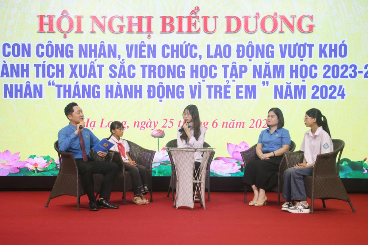 Giao lưu với các học sinh giỏi vượt khó tiêu biểu và cán bộ Công đoàn tại chương trình. Ảnh: Nguyễn Dung