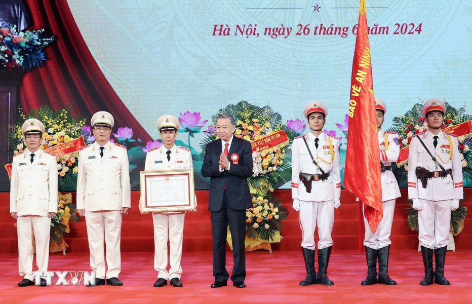 Chủ tịch nước Tô Lâm trao Huân chương Chiến công hạng Nhì cho lực lượng kỹ thuật nghiệp vụ Công an nhân dân. Ảnh: Nhan Sáng/TTXVN
