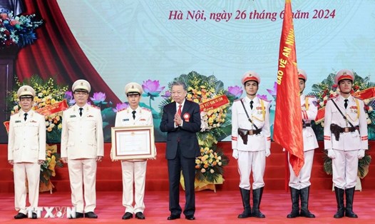 Chủ tịch nước Tô Lâm trao Huân chương Chiến công hạng Nhì cho lực lượng kỹ thuật nghiệp vụ Công an nhân dân. Ảnh: Nhan Sáng/TTXVN
