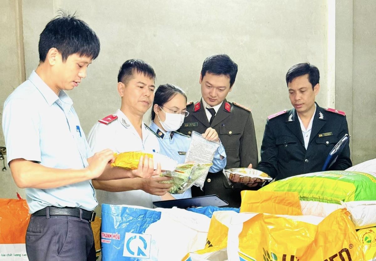 Thanh tra Sở NNPTNT thanh tra hoạt động kinh doanh phân bón, thuốc bảo vệ thực vật. Ảnh: T.L