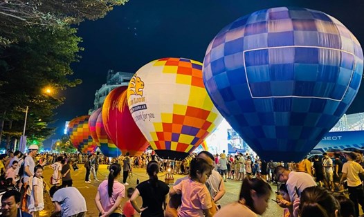 Trình diễn khinh khí cầu tại Công viên Kỳ Bá, TP.Thái Bình vào tối ngày 25.6. Ảnh: Nam Hồng