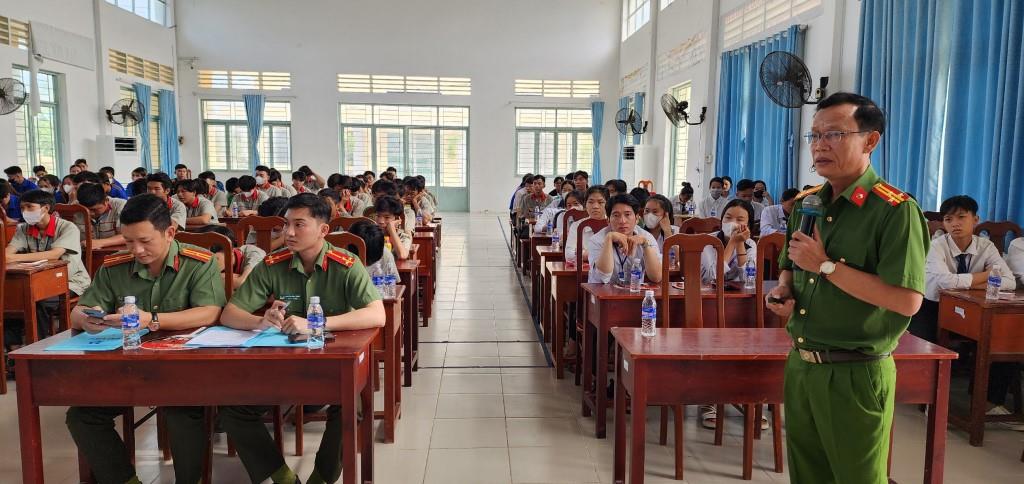 Thượng tá Trần Ngọc Chung - Phó Trưởng phòng Cảnh sát Điều tra tội phạm về ma túy Công an tỉnh Kiên Giang tuyên truyền pháp luật ma túy cho học sinh và đoàn viên thanh niên. Ảnh: Công an Kiên Giang