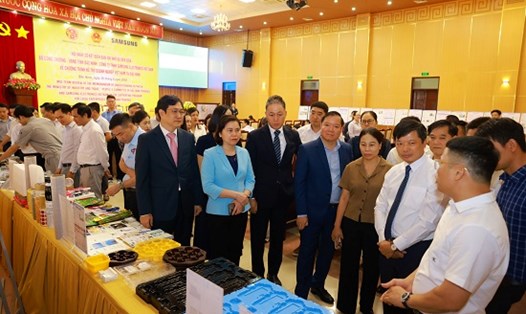Các đại biểu thăm quan mô hình phát triển nhà máy Samsung Việt Nam tại Bắc Ninh. Ảnh: Samsung 