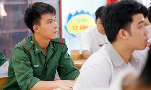 Các thí sinh chiến sĩ nghĩa vụ tại Quảng Bình sẵn sàng cho kỳ thi tốt nghiệp THPT 2024. Ảnh: Công Sáng