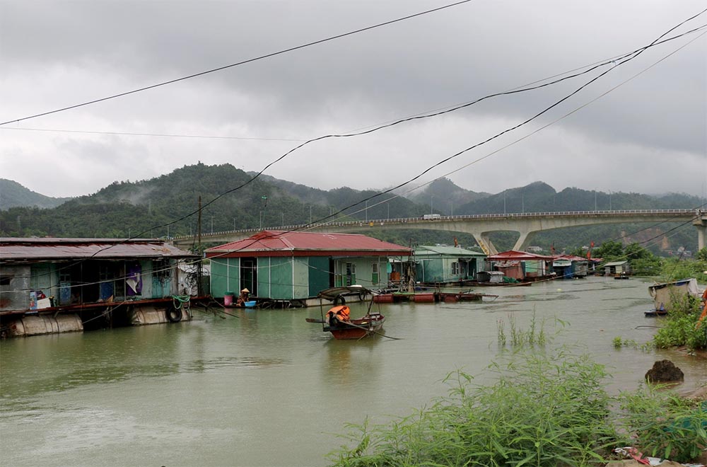 Làng vạn chài ven sông Đà trong những thủy điện xả lũ. Ảnh: Xuân Xuân