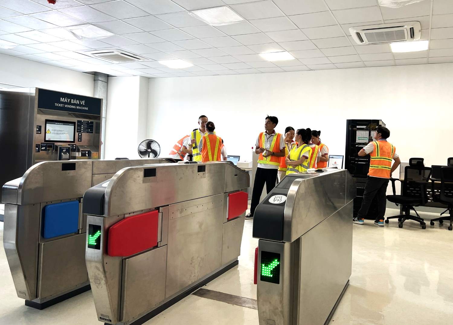 Nhân viên nhà ga Metro số 1 bắt đầu tiếp xúc, thực hành hệ thống AFC.  Ảnh: MAUR