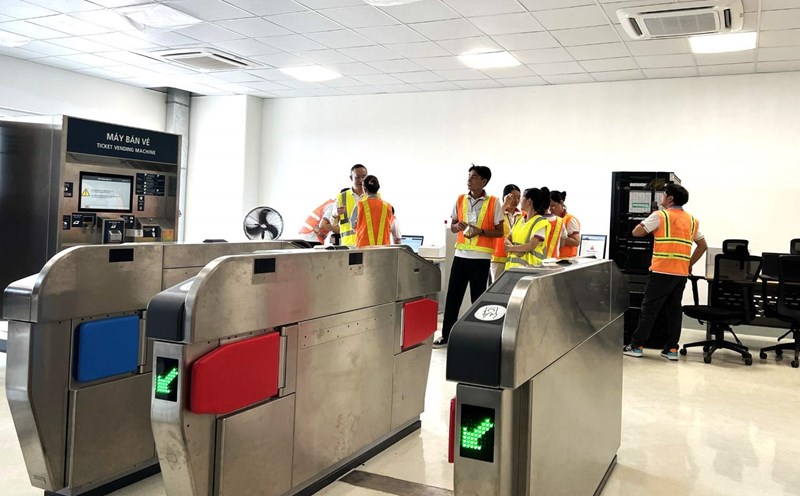 Nhân viên nhà ga Metro số 1 bắt đầu tiếp xúc, thực hành hệ thống AFC.  Ảnh: MAUR