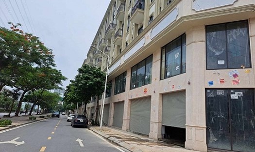 Các dãy shophouse đóng cửa hàng loạt. Ảnh: Lục Giang