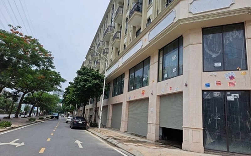 Các dãy shophouse đóng cửa hàng loạt. Ảnh: Lục Giang