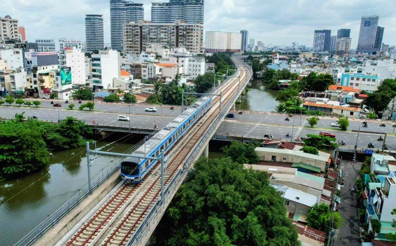Metro số 1 sau 17 năm được duyệt, 12 năm thi công dự kiến  khai thác thương mại cuối năm nay.  Ảnh: Anh Tú