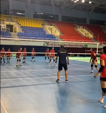 Huấn luyện viên Nguyễn Tuấn Kiệt tập thể lực cùng tuyển bóng chuyền nữ Việt Nam. Ảnh cắt từ video