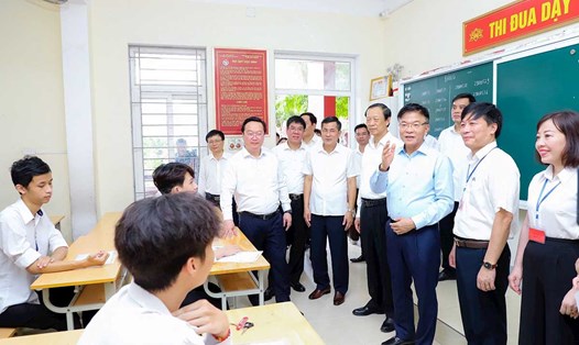 Phó Thủ tướng Chính phủ Lê Thành Long kiểm tra công tác chuẩn bị tổ chức kỳ thi tốt nghiệp THPT năm 2024 tại tỉnh Nghệ An. Ảnh: Phạm Bằng