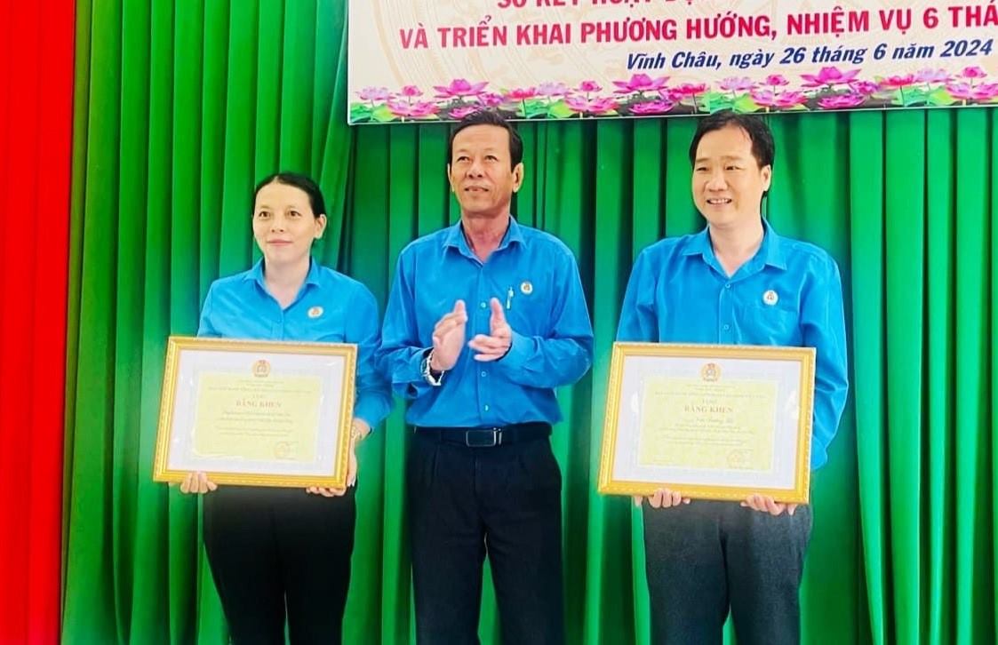 Lãnh đạo LĐLĐ tỉnh Sóc Trăng trao tặng Bằng khen của Tổng LĐLĐ Việt Nam cho 1 tập thể và 1 cá nhân. Ảnh: LĐLĐ TX Vĩnh Châu
