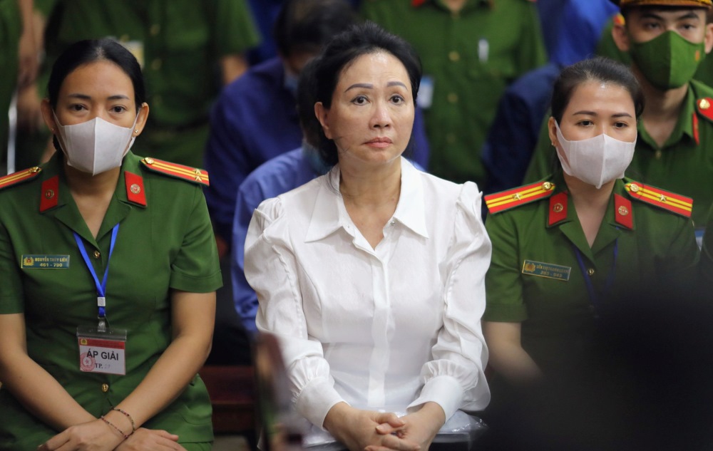 Trong việc phát hành trái phiếu khống, chiếm đoạt hơn 30.000 tỉ đồng của nhà đầu tư, nhiều người là đồng phạm của bà chủ Vạn Thịnh Phát - bị cáo Trương Mỹ Lan, áo trắng tại phiên tòa. Ảnh: Anh Tú