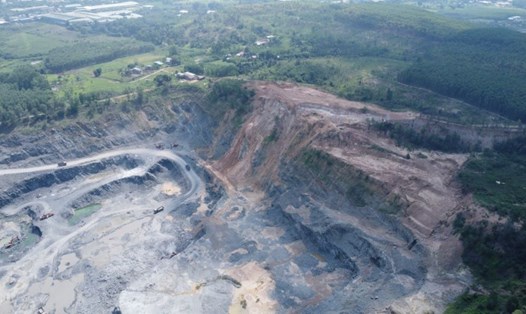 Mỏ đá Tân Cang 4 và ranh khu đất của người dân bị lấn chiếm khai thác đất, đá. Ảnh: Nhóm PV