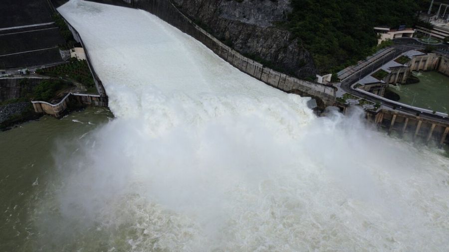 Toàn cảnh Thủy điện Hòa Bình xả lũ. Ảnh: Minh Nguyễn