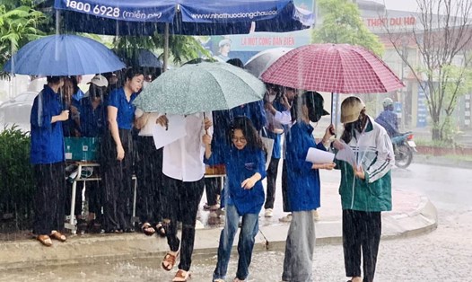 Gần 12.000 thí sinh tại Ninh Bình đội mưa đến các điểm thi để bắt đầu làm bài thi đầu tiên của kỳ thi tốt nghiệp THPT năm 2024. Ảnh: Nguyễn Trường