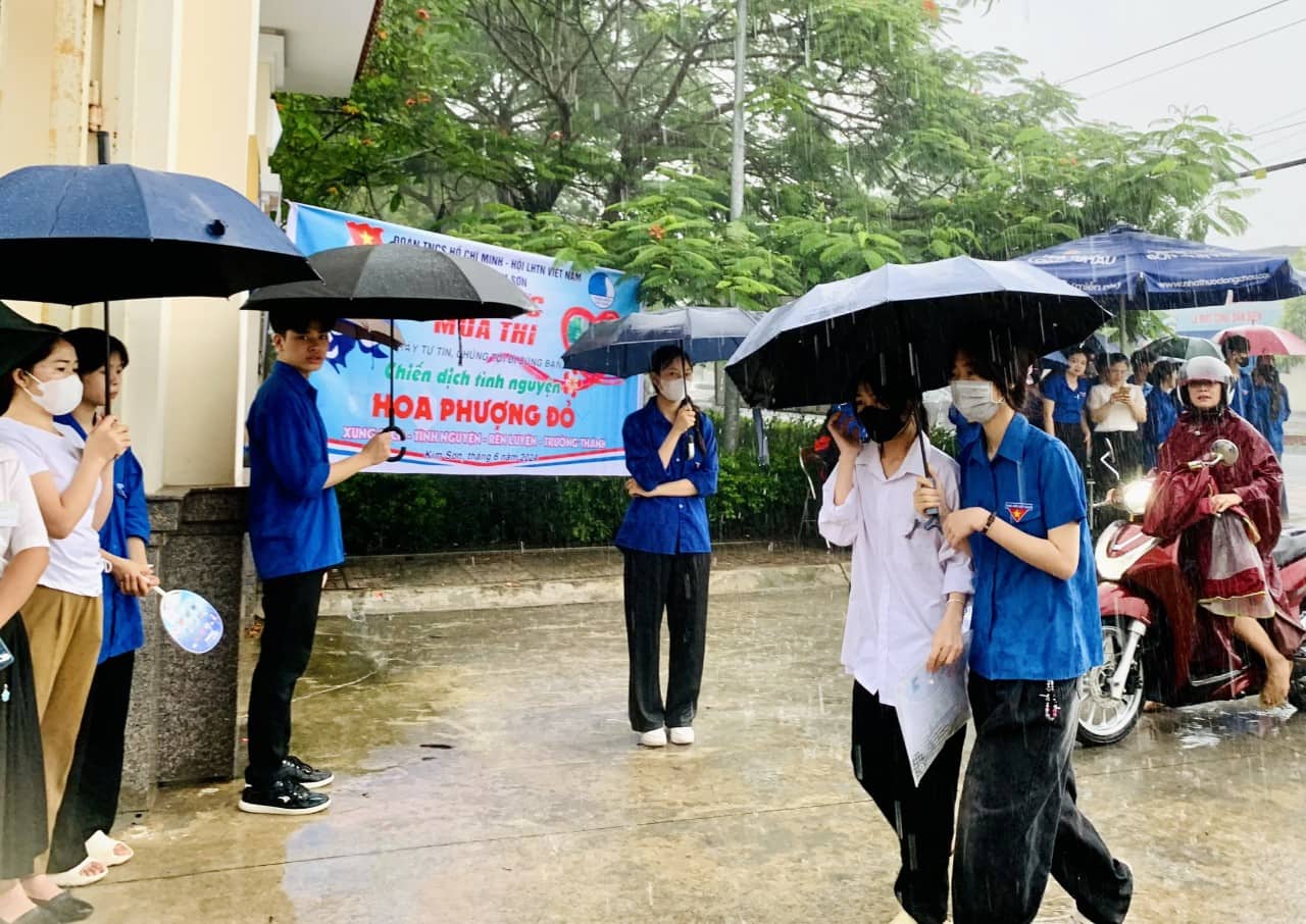 Sáng nay (27.6), thời tiết tại Ninh Bình có mưa nên việc di chuyển đến các điểm thi của thí sinh gặp khó khăn. Ảnh: Nguyễn Trường