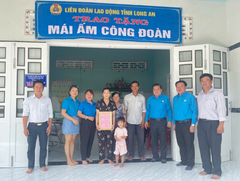 Chủ tịch LĐLĐ tỉnh Long An - ông Nguyễn Văn Quí (thứ 3 bên phải) trao “Mái ấm Công đoàn” cho người lao động khó khăn về nhà ở. Ảnh: LĐLĐ Long An.