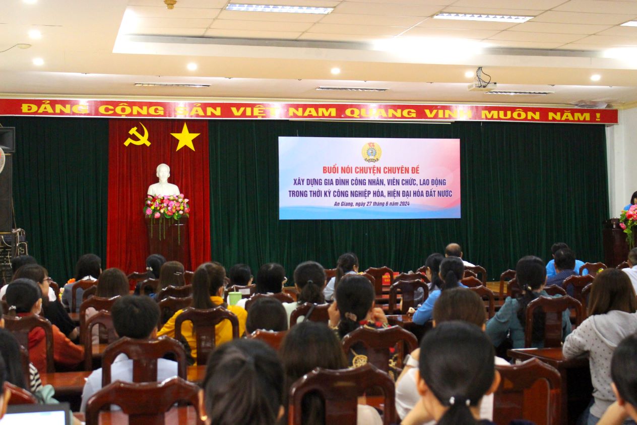 Quang cảnh buổi nói chuyện chuyên đề dịp Ngày Gia đình Việt Nam. Ảnh: Lâm Điền
