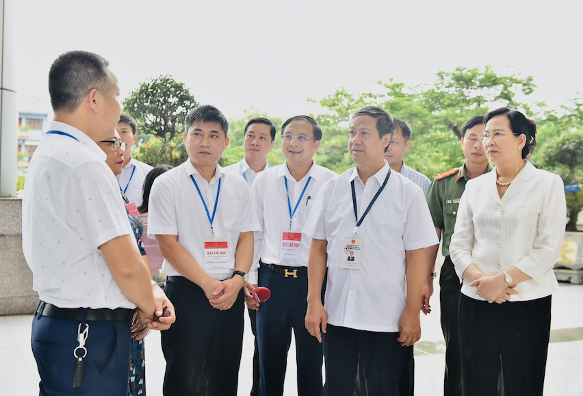 Bộ trưởng Nguyễn Kim Sơn trao đổi với Trưởng Điểm thi Trường THPT Chuyên Biên Hoà, Hà Nam