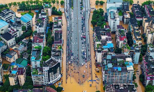 Các tỉnh của Trung Quốc dọc sông Dương Tử đang trong tình trạng cảnh giác cao độ trước nguy cơ lũ lụt, vỡ đê. Ảnh: Xinhua