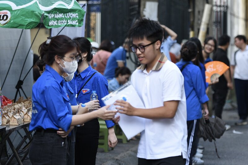 Tại điểm thi trường THPT Yên Hòa, sĩ tử được các áo xanh tình nguyện gửi những chai nước giải khát.